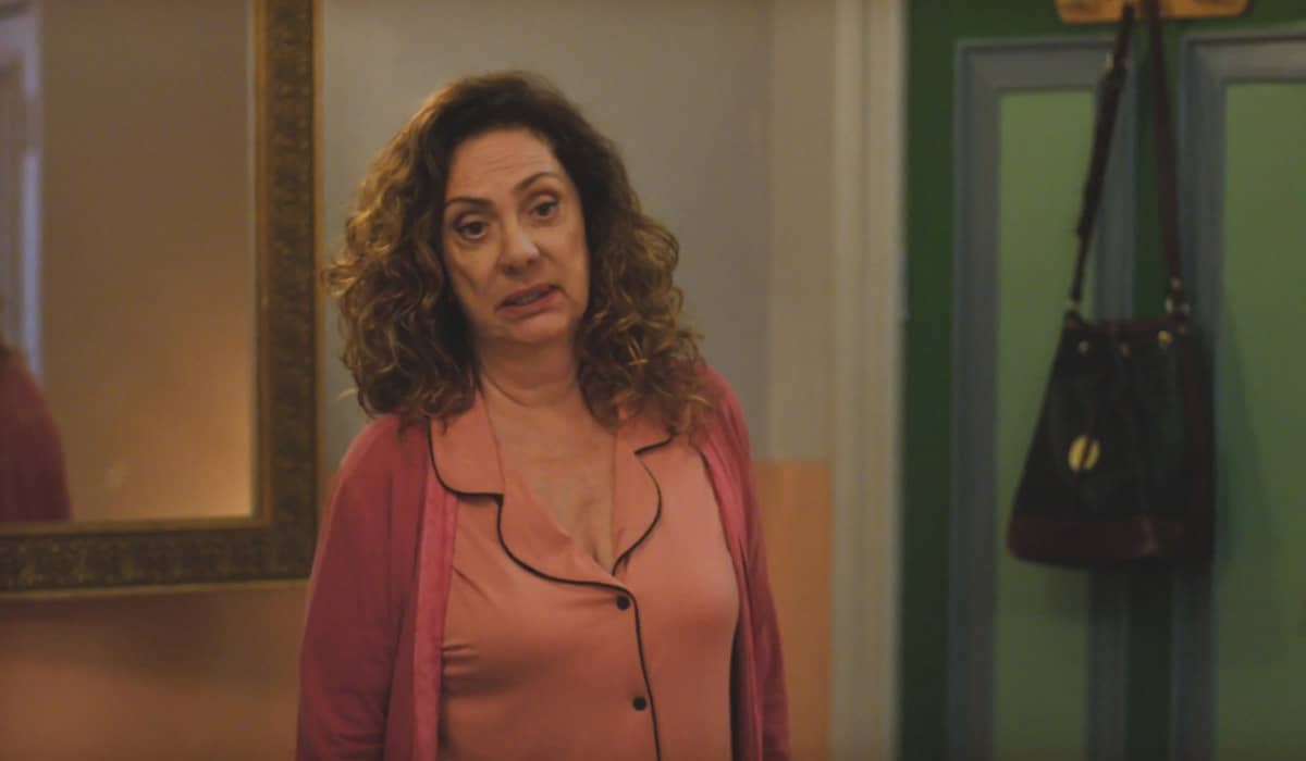 Agatha tenta se livrar rapidamente do novo inimigo em Terra e Paixão. Foto: Reprodução/Globo