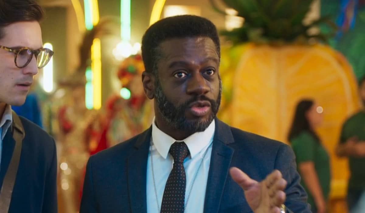 O delegado Barreto fica intrigado com as diferentes versões sobre o caso em Fuzuê. Foto: Reprodução/Globo