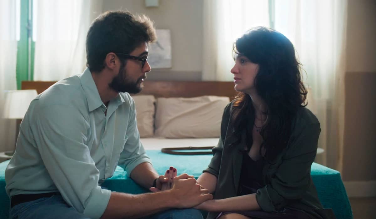 Hélio e Petra se apaixonam. Fonte: Reprodução/Globo