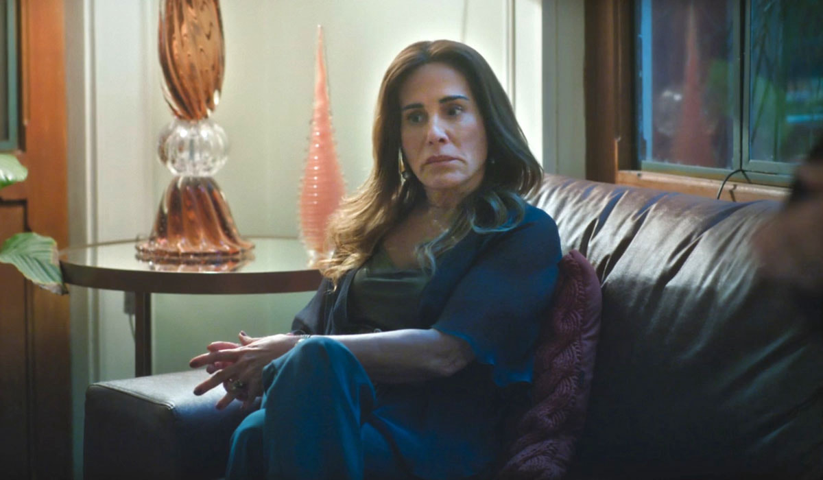 Irene abandona a máscara e mostra sua loucura para todos verem. Foto: Reprodução/Globo