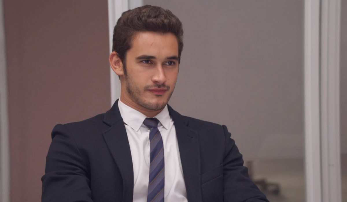 Giovanni fica em choque ao descobrir que não é filho de Jonas e Helena. Fonte: Reprodução/Globo