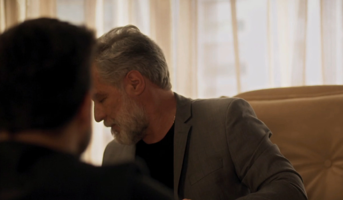 César fica assustado com a lembrança na novela das sete. Foto: Reprodução/Globo