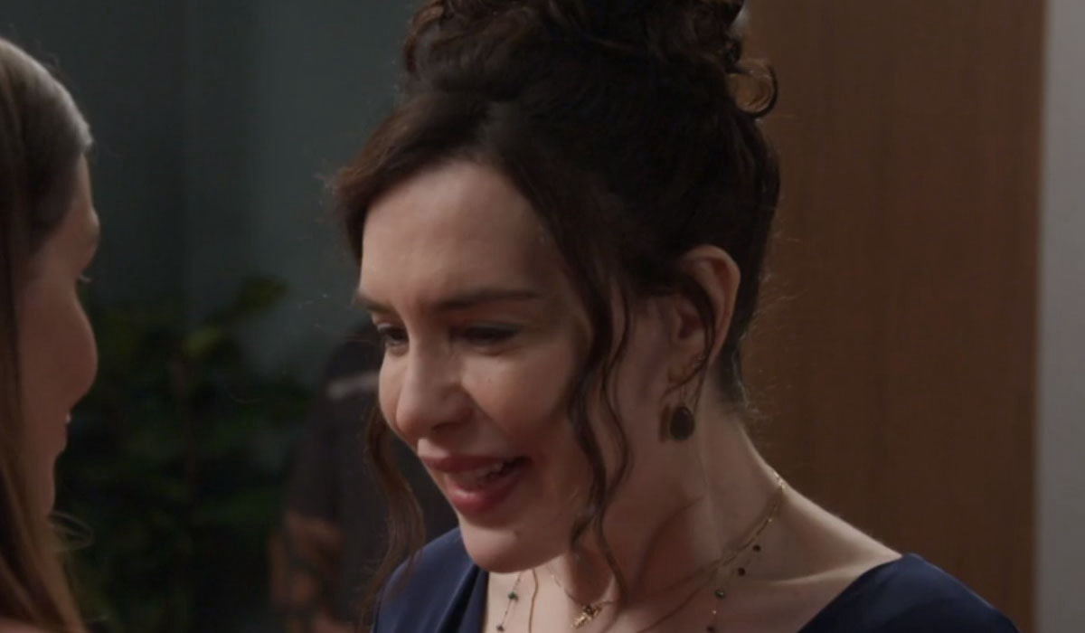 Renée tenta ser feliz, mas sua família não deixa. Foto: Reprodução/Globo