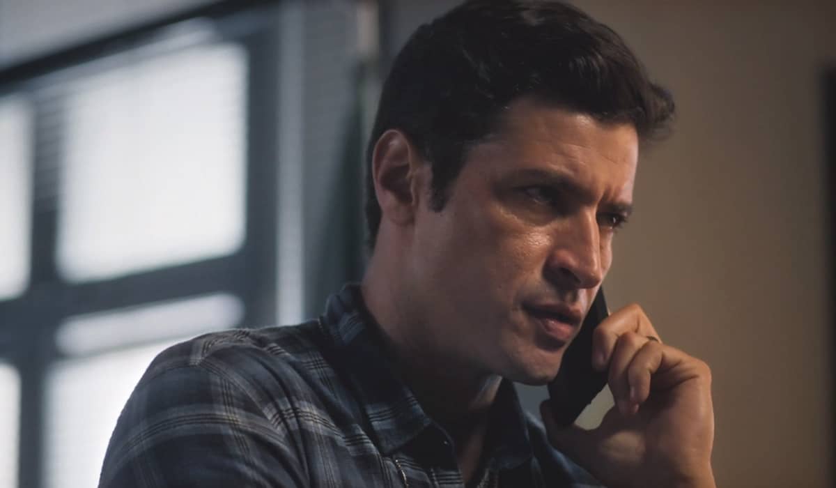 Marino faz a proposta para Ramiro entregar Antônio. Fonte: Reprodução/Globo
