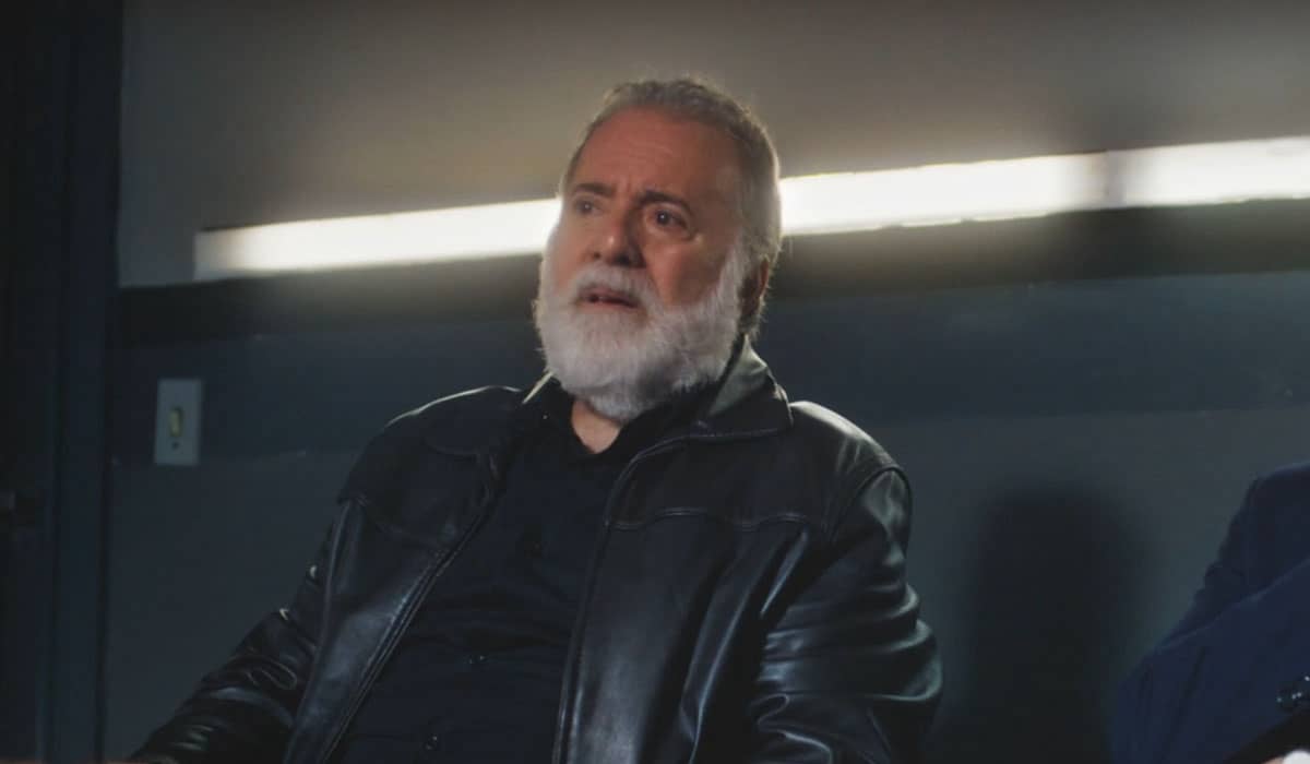 Antônio expulsa Irene de casa em Terra e Paixão. Foto: Reprodução/Globo