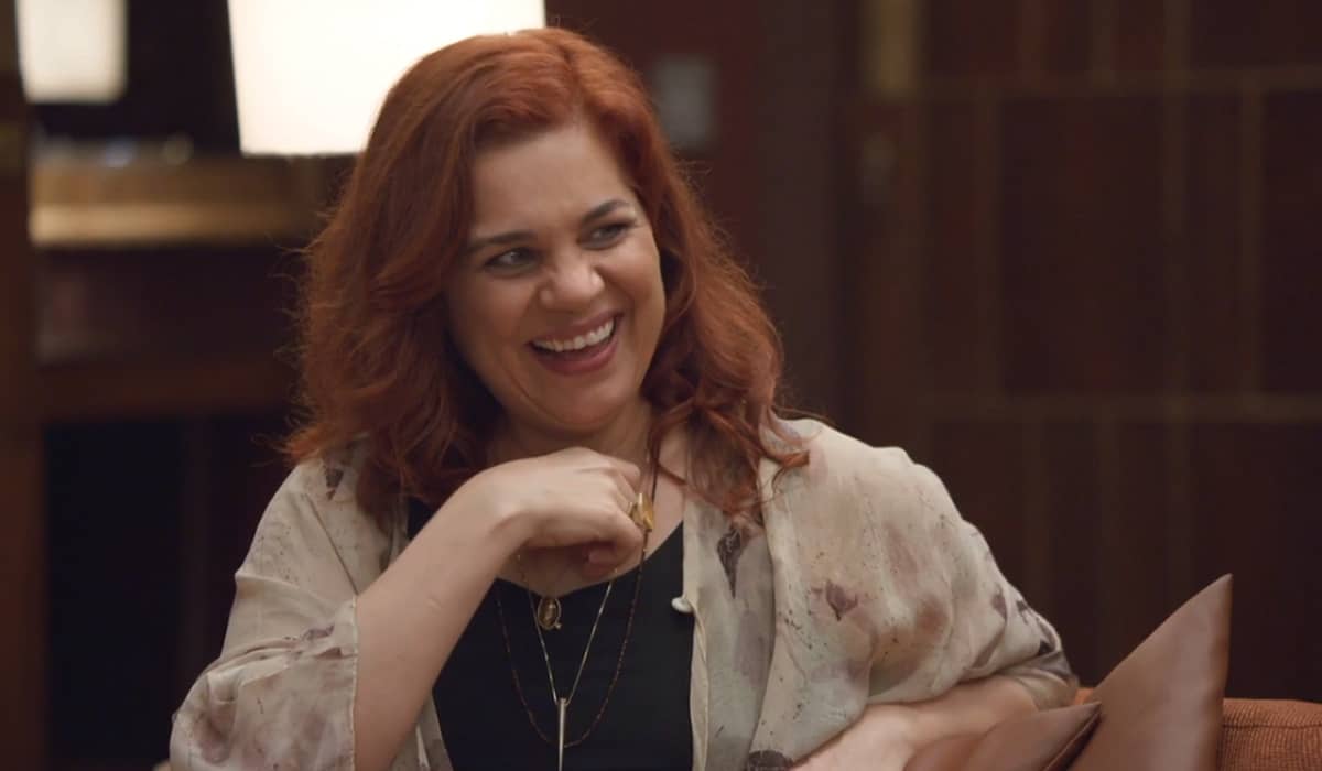 Helena volta a trabalhar ao lado de Jonas. Fonte: Reprodução/Globo
