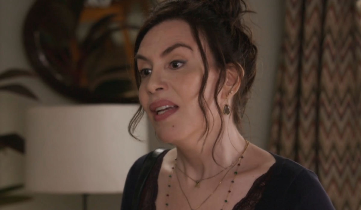 Renée não consegue aceitar a aproximação de Márcia. Foto: Reprodução/Globo